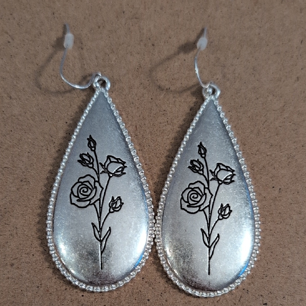 The Pioneer Woman Elegant Silver Floral Earrings New Without Tags